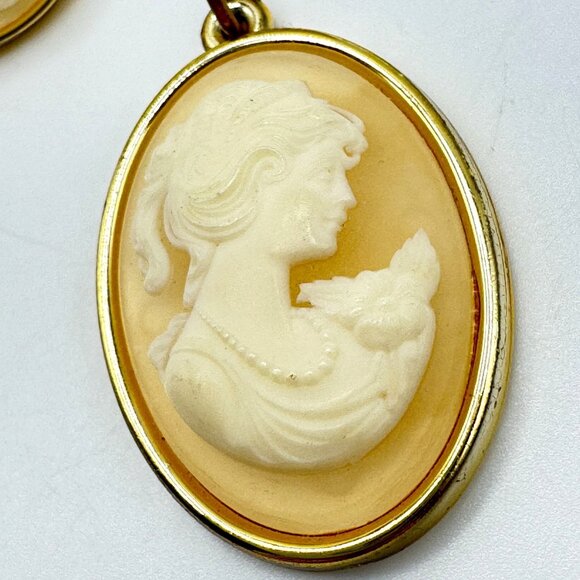 Vintage Cameo Pendant & Clip-On Earrings Set Oval Gold Tone Frame - Picture 7 of 7